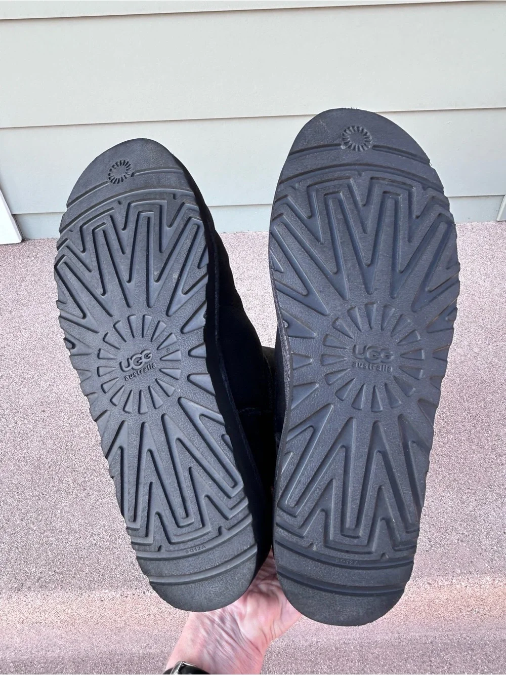 $195~UGG~Men’s Black Suede Classic Short Sheepskin Lined Ugg Boots~12/12.5